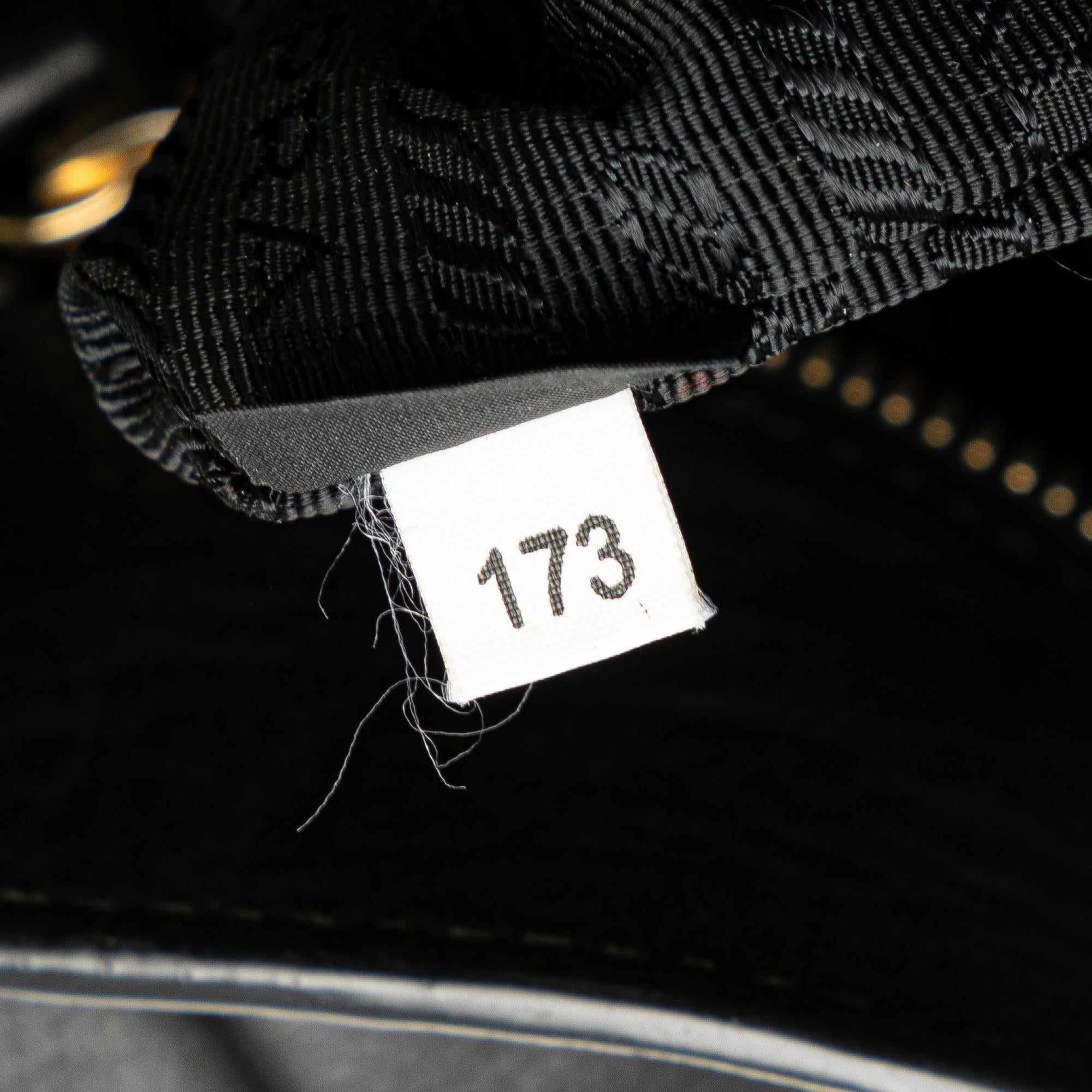Prada Vitello Daino Tote (SHG-gNT3TM)