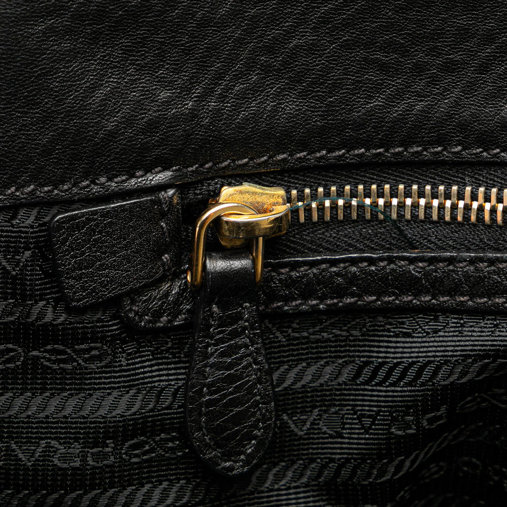 Prada Vitello Daino Tote (SHG-gNT3TM)
