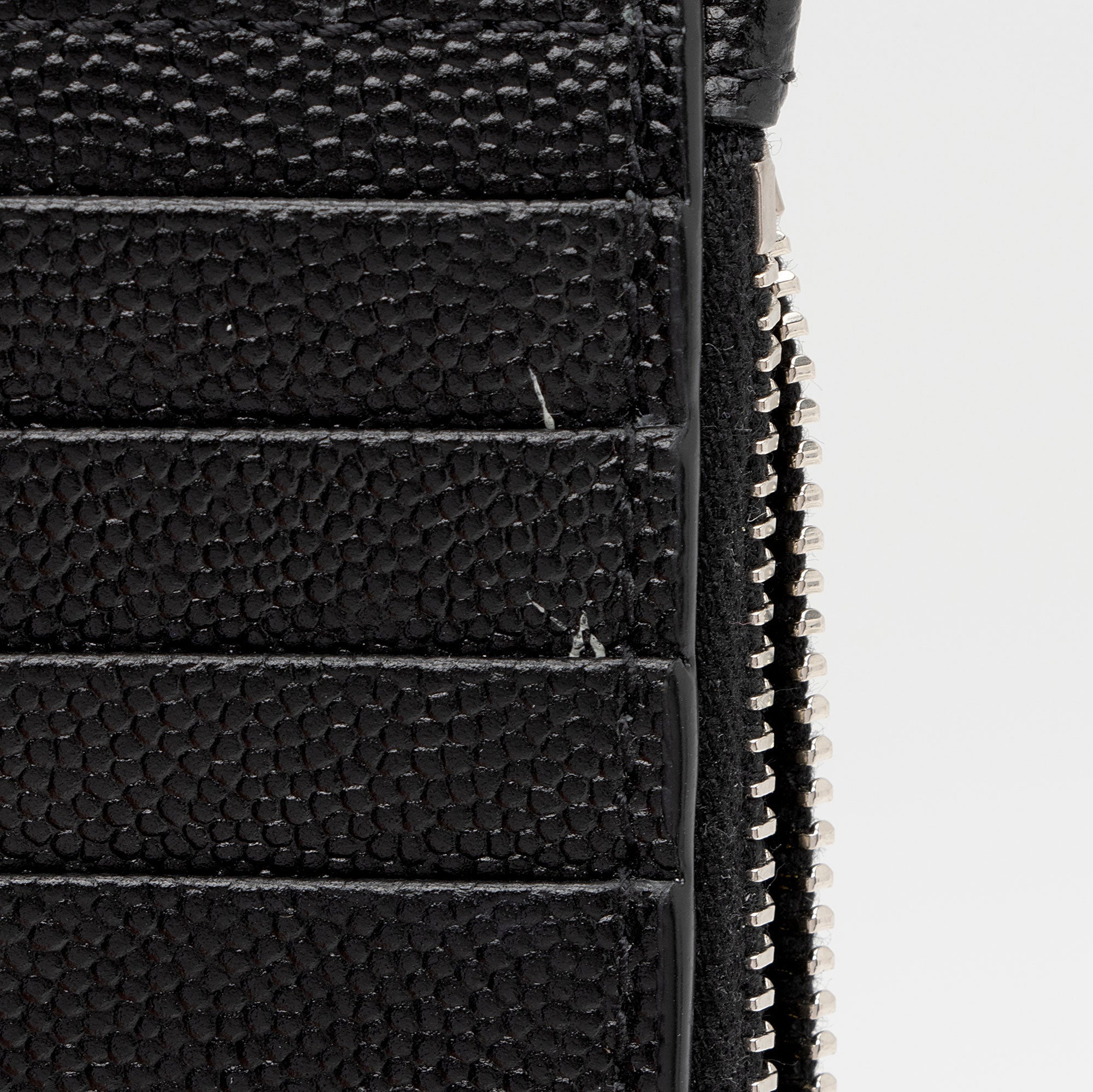Saint Laurent Grain de Podure Zipped Monogram Wallet (SHF-we8vHe)