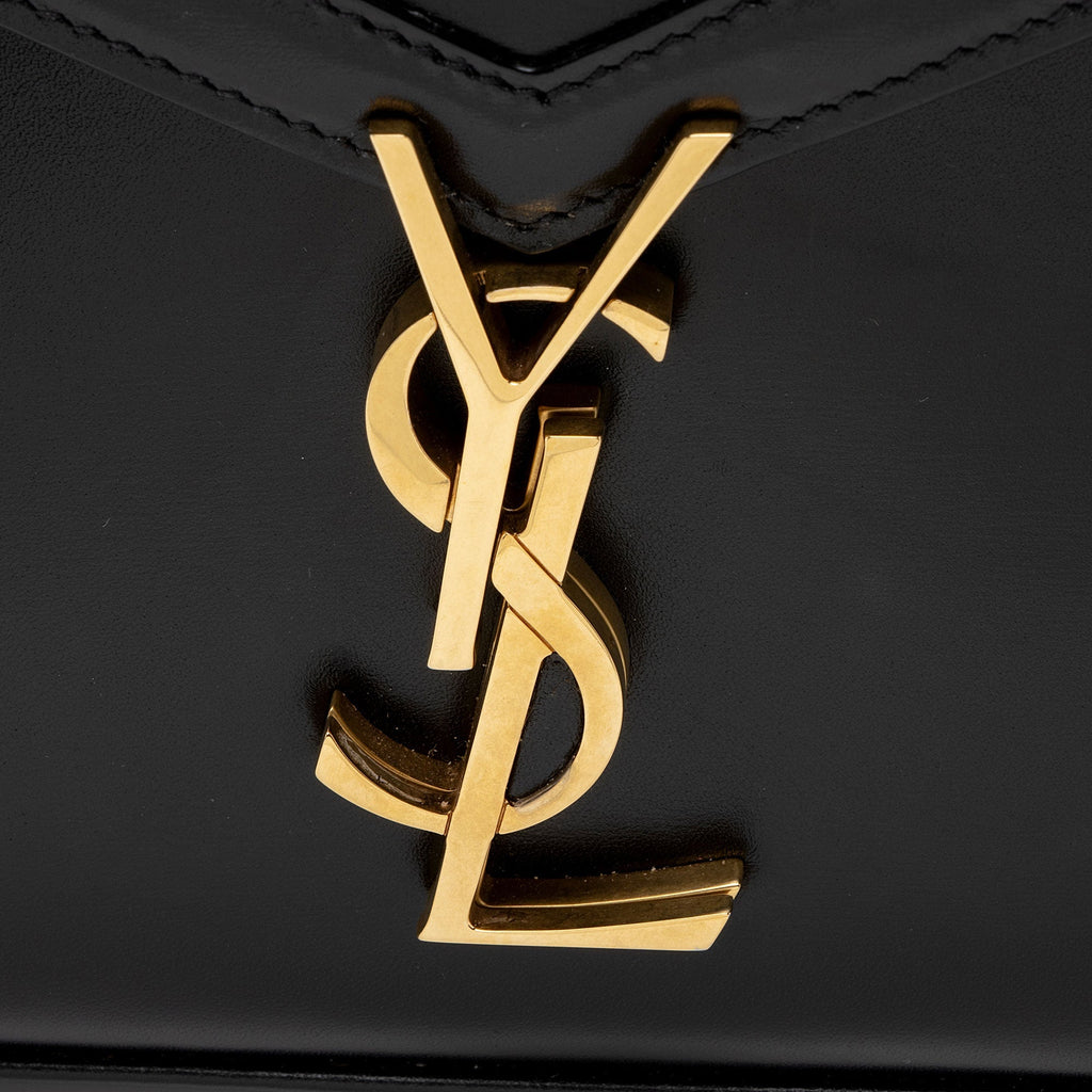 Saint Laurent Grain de Poudre Monogram Cassandra Medium Top Handle (SHF-EEhl36)