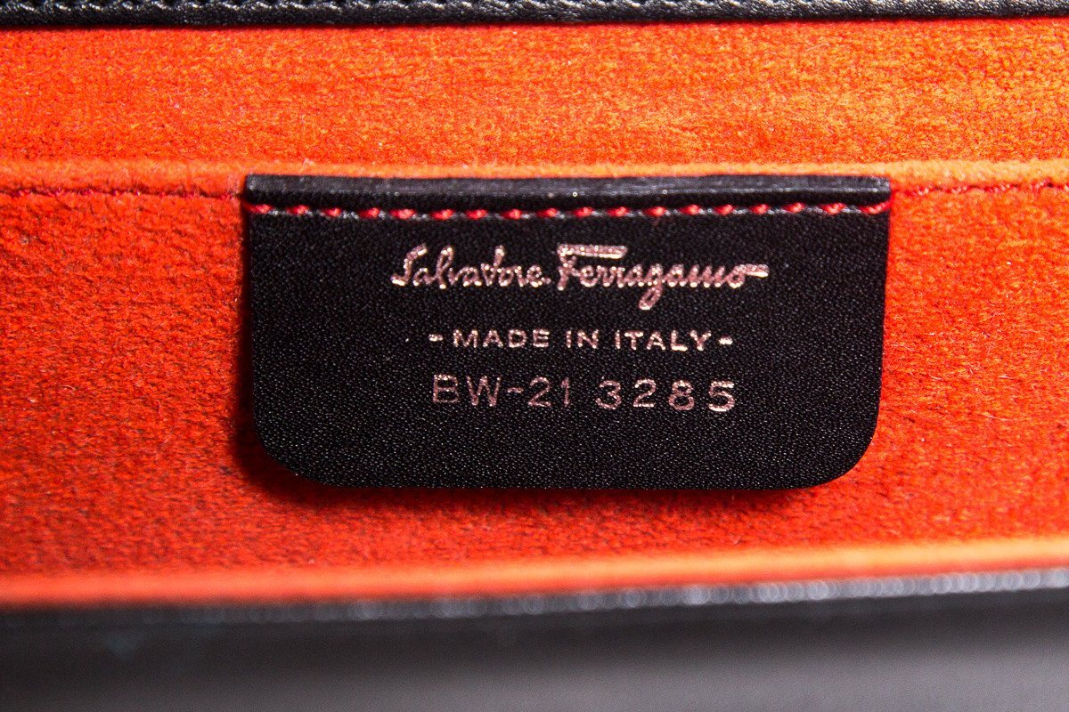 SaLouis Vuittonatore Ferragamo Black Leather Magnetic Closure Clutch