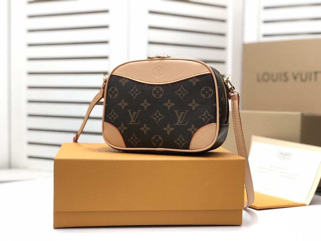 Louis Vuitton Deauville Mini Monogram Canvas By Nicolas Ghesquiere For Women, WomenÃƒÂ¢Ã¢â€šÂ¬Ã¢â€žÂ¢s Handbags, Shoulder And Crossbody Bags 8.3in/22cm Louis Vuitton M45528
