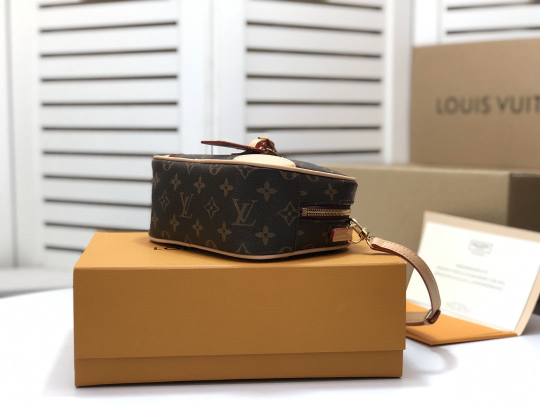 Louis Vuitton Deauville Mini Monogram Canvas By Nicolas Ghesquiere For Women, WomenÃƒÂ¢Ã¢â€šÂ¬Ã¢â€žÂ¢s Handbags, Shoulder And Crossbody Bags 8.3in/22cm Louis Vuitton M45528