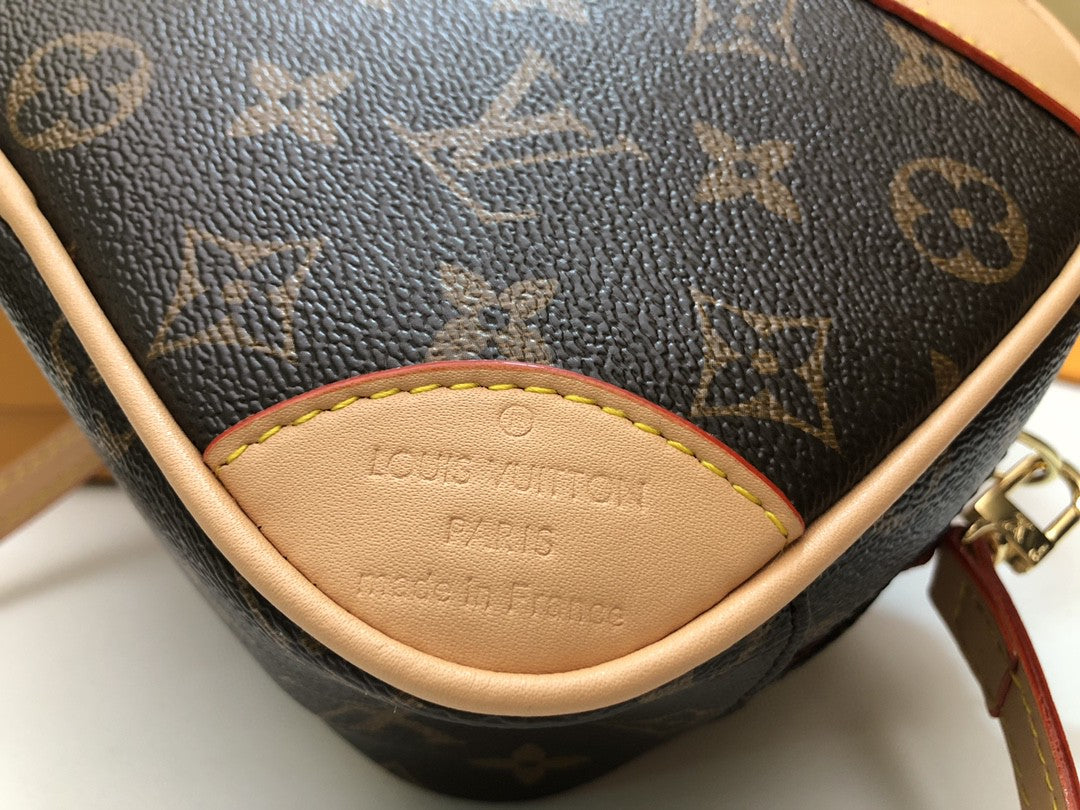 Louis Vuitton Deauville Mini Monogram Canvas By Nicolas Ghesquiere For Women, WomenÃƒÂ¢Ã¢â€šÂ¬Ã¢â€žÂ¢s Handbags, Shoulder And Crossbody Bags 8.3in/22cm Louis Vuitton M45528
