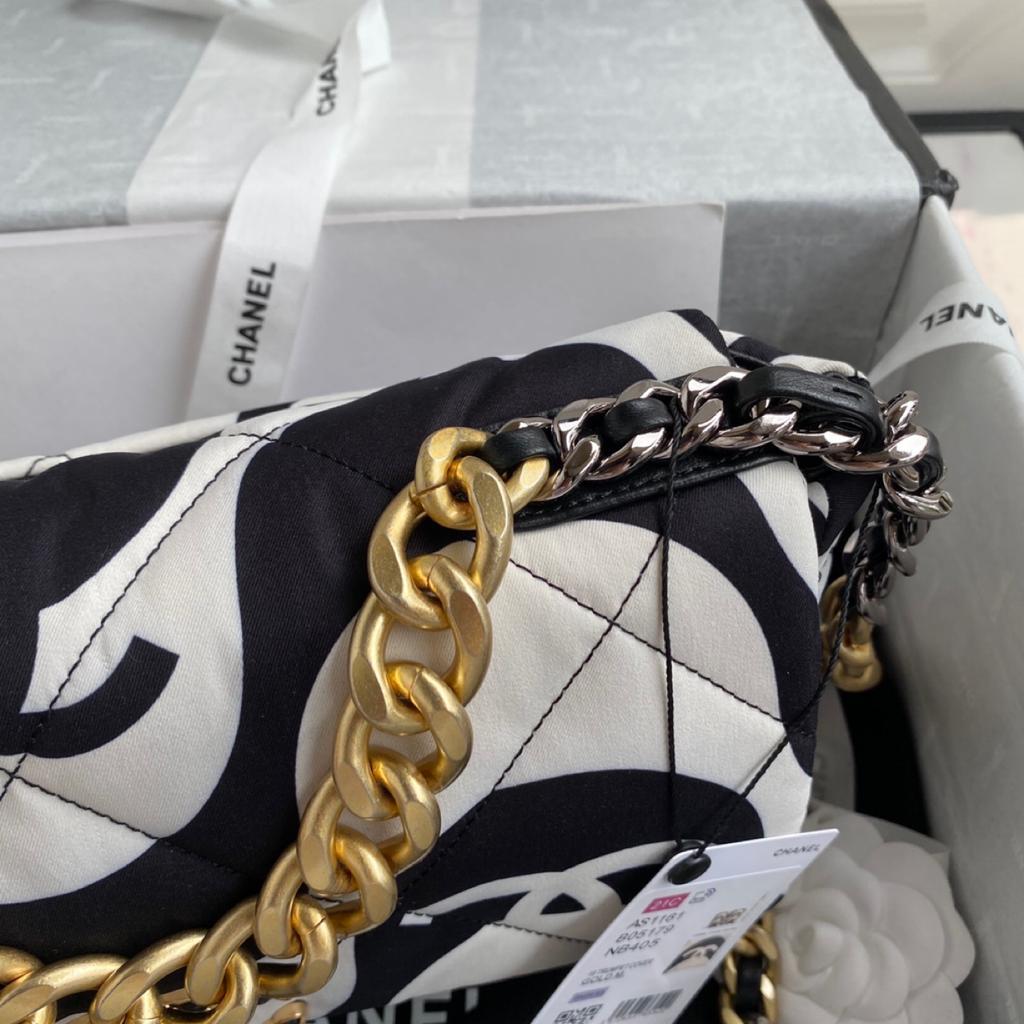 Chanel 19 Large Flap Bag White/Black For Women, Women’s Bags, Shoulder And Crossbody Bags 10.2in/26cm AS1161 B05179 NB405