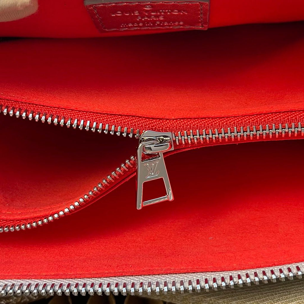 Louis Vuitton Coussin PM Monogram Empreinte SiLouis Vuittoner For Women, WoBags, Shoulder And Crossbody Bags 10.2in/25.9cm Louis Vuitton M57913