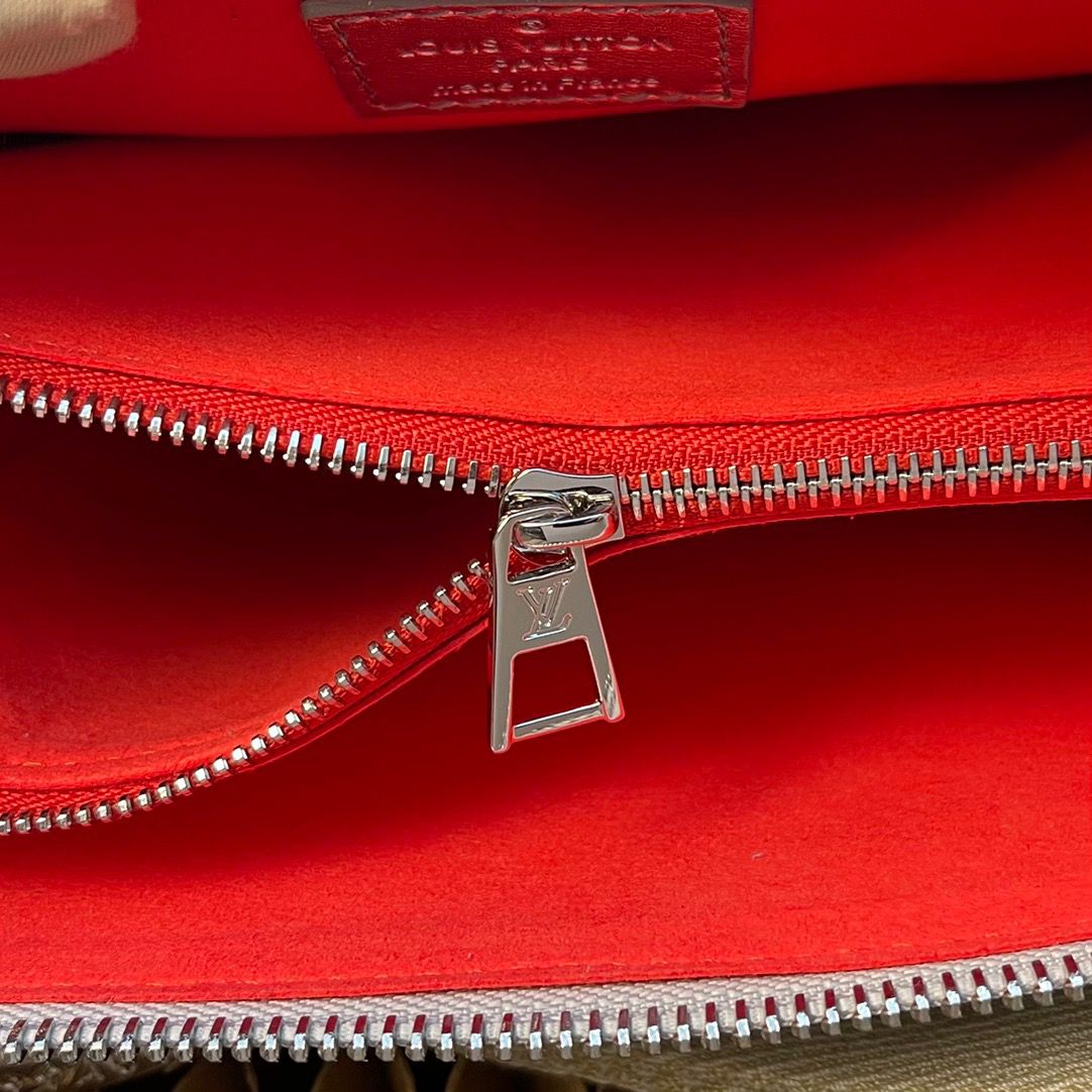 Louis Vuitton Coussin PM Monogram Empreinte SiLouis Vuittoner For Women, WoBags, Shoulder And Crossbody Bags 10.2in/25.9cm Louis Vuitton M57913