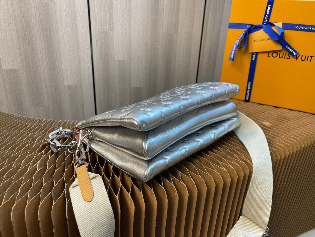 Louis Vuitton Coussin PM Monogram Empreinte SiLouis Vuittoner For Women, WoBags, Shoulder And Crossbody Bags 10.2in/25.9cm Louis Vuitton M57913
