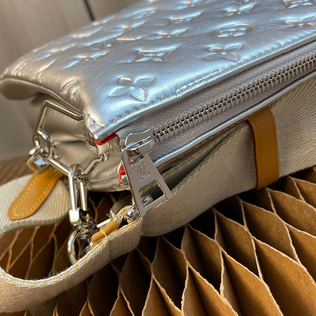 Louis Vuitton Coussin PM Monogram Empreinte SiLouis Vuittoner For Women, WoBags, Shoulder And Crossbody Bags 10.2in/25.9cm Louis Vuitton M57913