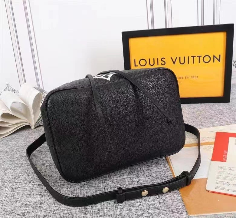 Louis Vuitton NeoNoe MM Bucket Bag Monogram Flowers Black/White For Women,  Shoulder And Crossbody Bags 10.2in/26cm Louis Vuitton M45497