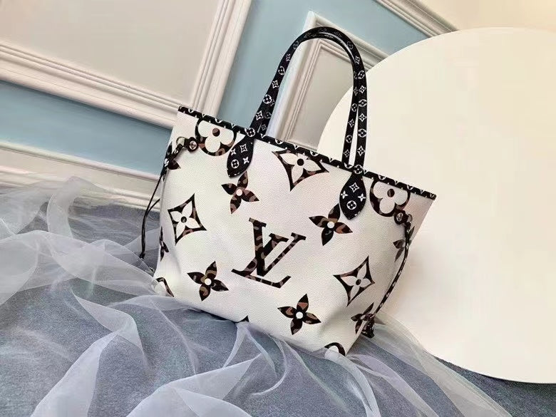 Louis Vuitton Neverfull MM Tote Bag Ivoire Monogram Jungle Canvas For Women,  Shoulder Bags 12.2in/31cm Louis Vuitton M44716