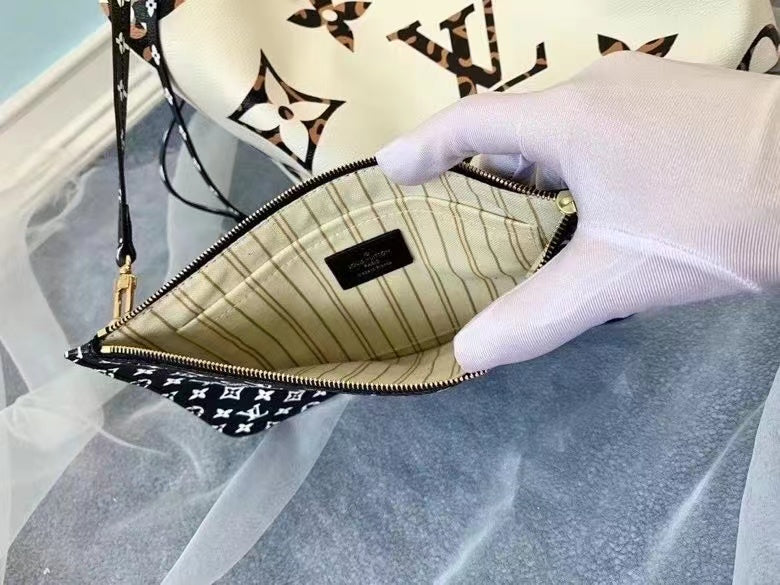 Louis Vuitton Neverfull MM Tote Bag Ivoire Monogram Jungle Canvas For Women,  Shoulder Bags 12.2in/31cm Louis Vuitton M44716