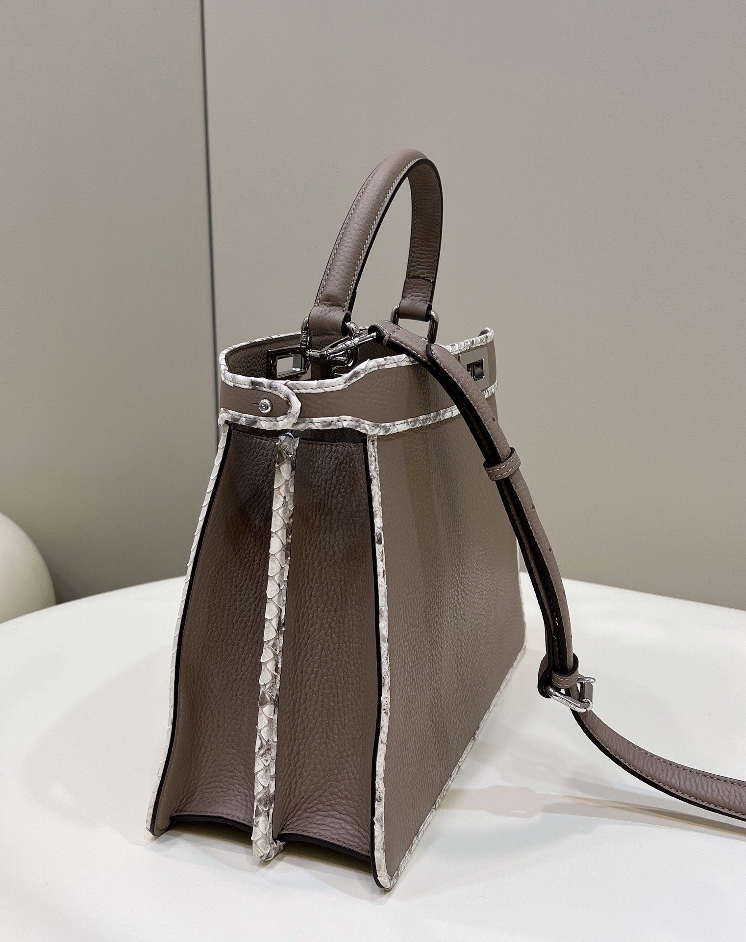 FI ISeeU MeGLAMIum Greige For Women, Handbags, Shoulder Bag 13.1in/33.5cm FF