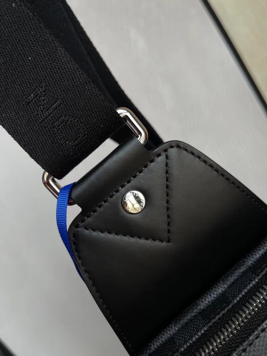 Louis Vuitton Avenue Sling Bag Damier Graphite For Men, Bags, Crossbody Bags 12.2in/31cm Louis Vuitton N452877