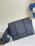 Louis Vuitton Trunk Messenger Taurillon Monogram Black For Men, Bags, Shoulder And Crossbody Bags 9.4in/21cm Louis Vuitton M57726