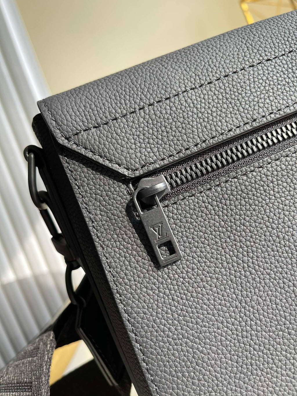 Louis Vuitton Messenger Grain Black For Men, Bags, Shoulder And Crossbody Bags 11in/28cm Louis Vuitton M57080