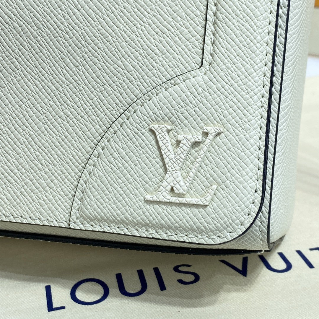 Louis Vuitton New GlamIap Messenger Bag Taiga White For Men, Bags, Shoulder And Crossbody Bags 11.1in/28.3cm Louis VuittonÃƒâ€šÃ‚Â 