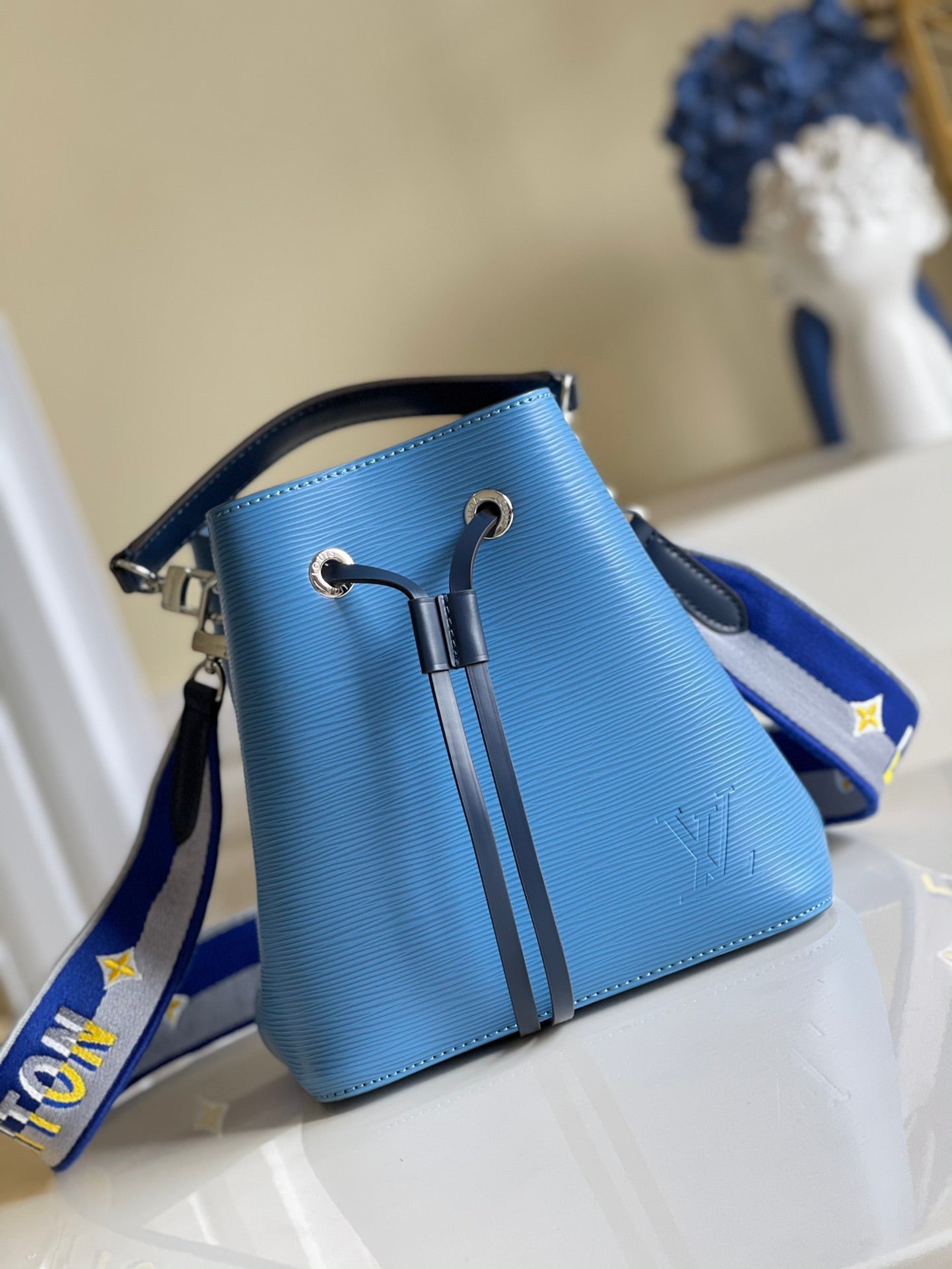 Louis Vuitton NeoNoe Burberry Bucket Bag Bleuet Blue For Women,  Shoulder And Crossbody Bags 7.9in/20cm Louis Vuitton M57691
