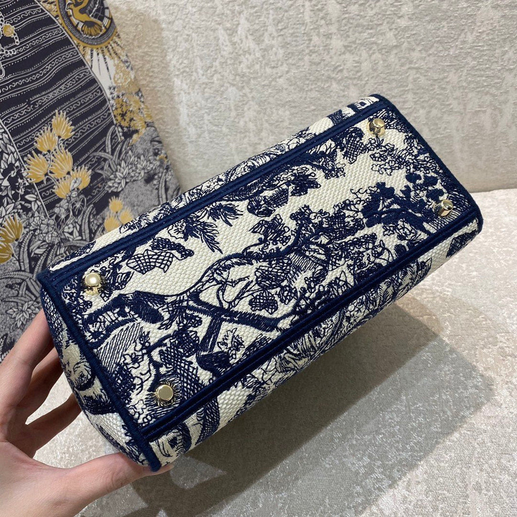 Dior MeDiorum Lady D-Lite Bag Blue Toile de Jouy Reverse Embroidery, Blue Handbags, Crossbody Bags, 24cm CD M0565ORGO_M928