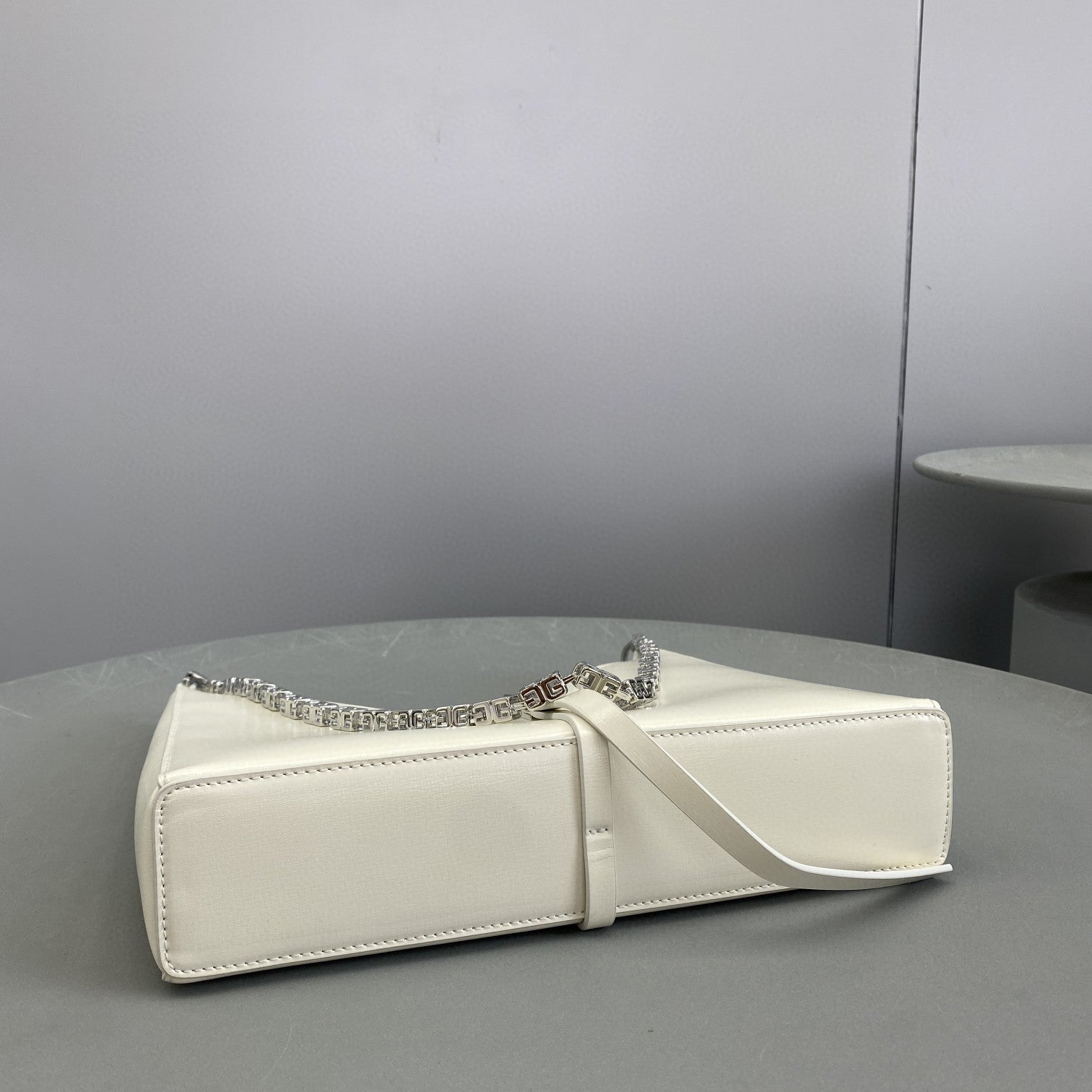 gv Small Cut Out Bag Ivory For Women, Handbags, Shoulder Bags 10.6in/27cm GVCÃ‚Â 
