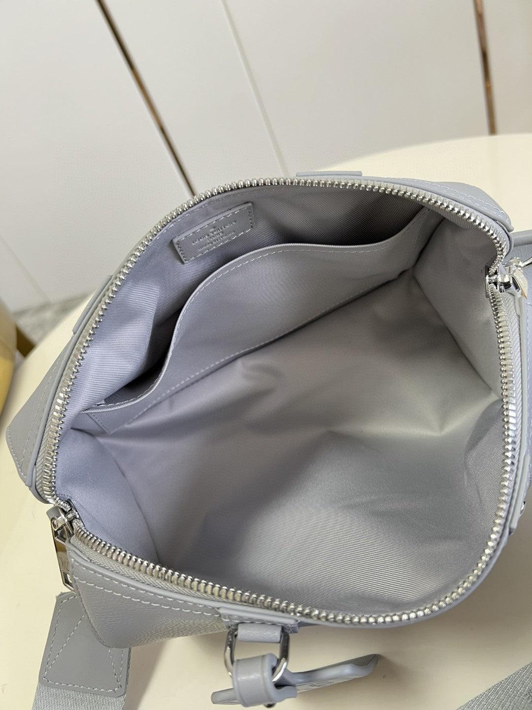 Louis Vuitton City Keepall Grey Aerogram For Women, WoBags, Crossbody Bags 10.6in/27cm Louis Vuitton M59328