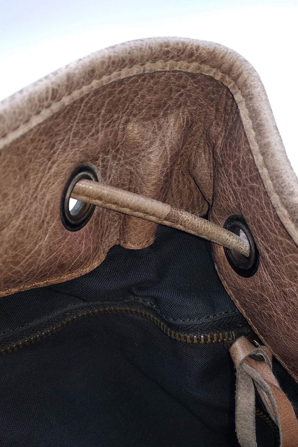 Classic Pompon Bag Noix