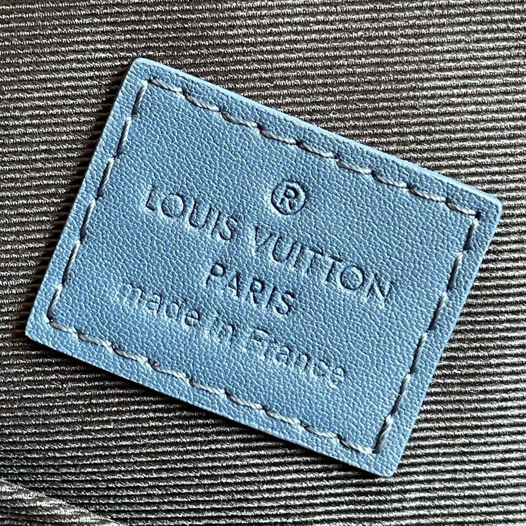 Louis Vuitton Christopher Messenger Taurillon Blue For Men, Bags, Shoulder And Crossbody Bags 11.4in/29cm Louis Vuitton M58475