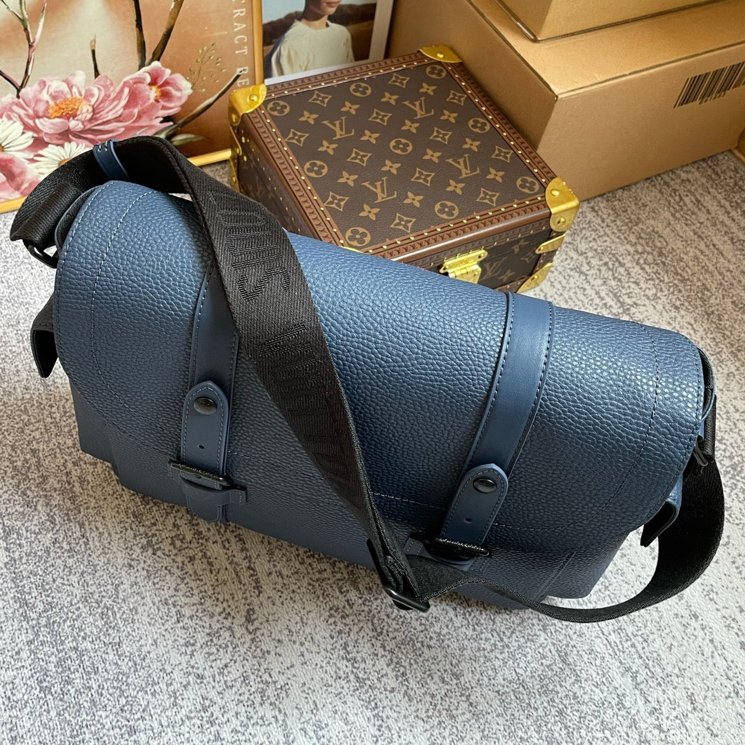 Louis Vuitton Christopher Messenger Taurillon Blue For Men, Bags, Shoulder And Crossbody Bags 11.4in/29cm Louis Vuitton M58475