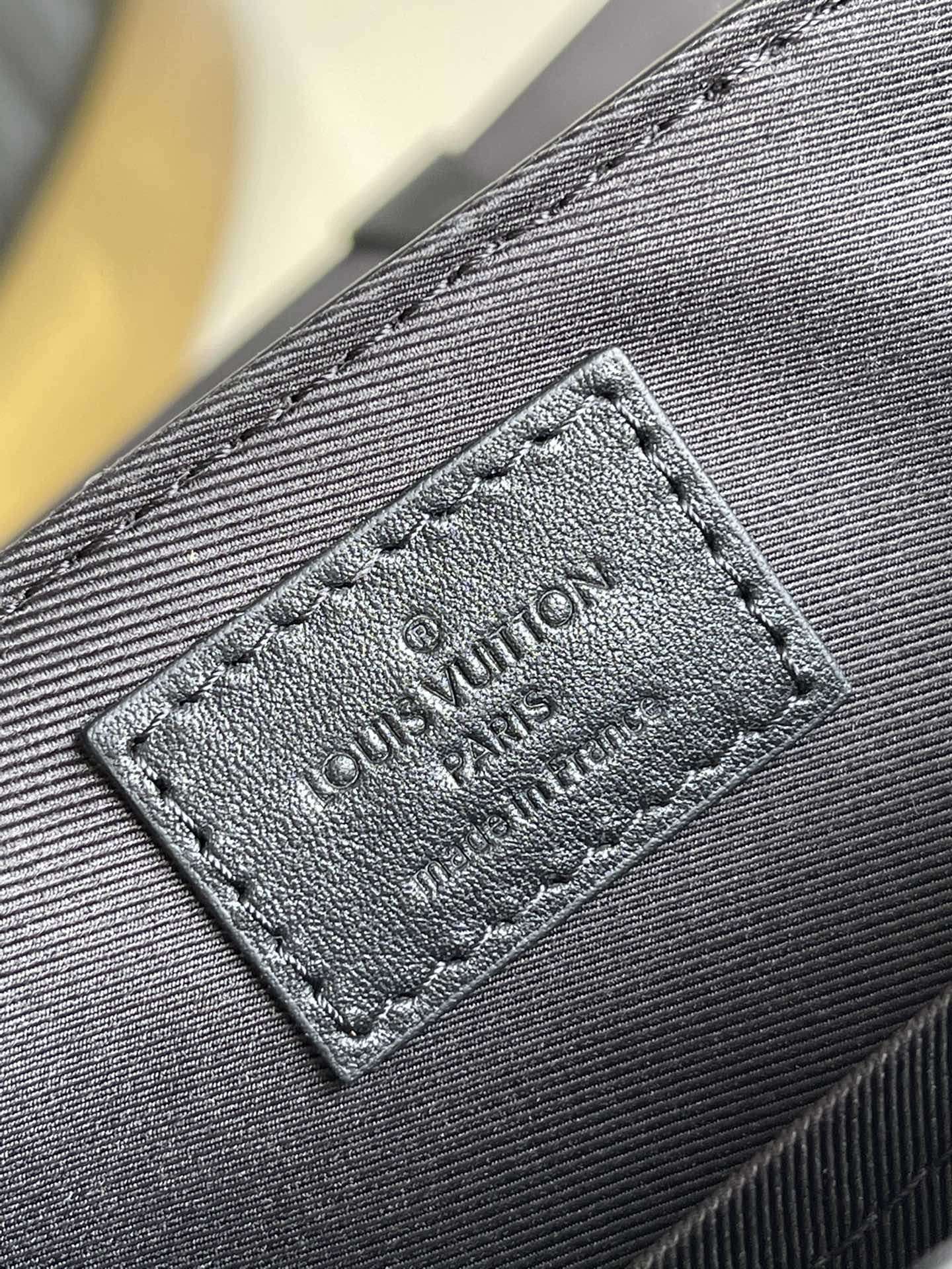 Louis Vuitton Trunk Messenger Taurillon Monogram Black For Men, Bags, Shoulder And Crossbody Bags 9.4in/21cm Louis Vuitton M57726