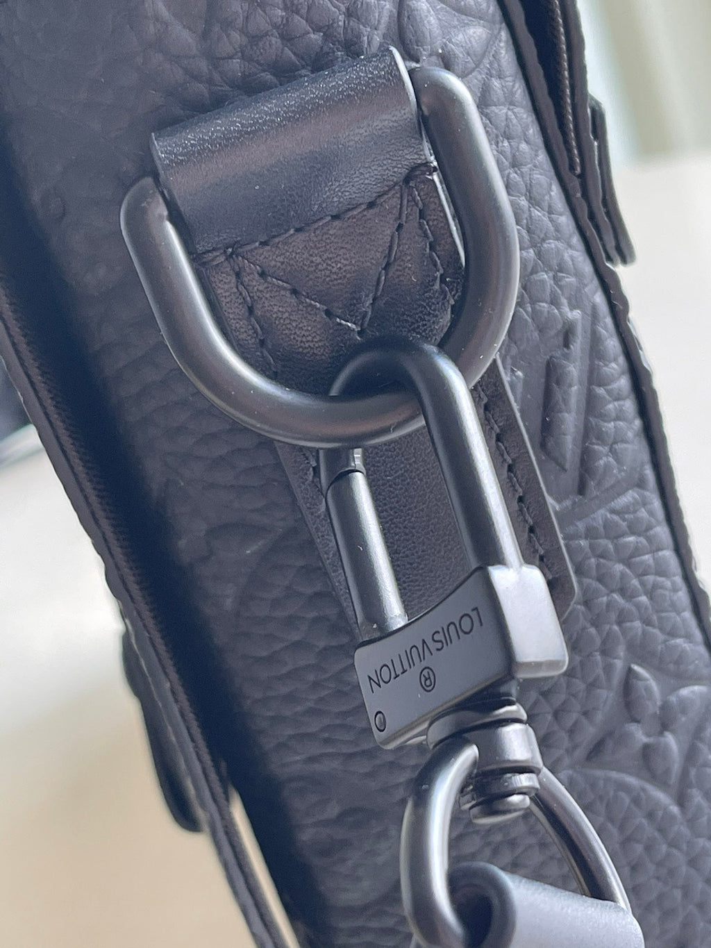 Louis Vuitton Trunk Messenger Taurillon Monogram Black For Men, Bags, Shoulder And Crossbody Bags 9.4in/21cm Louis Vuitton M57726