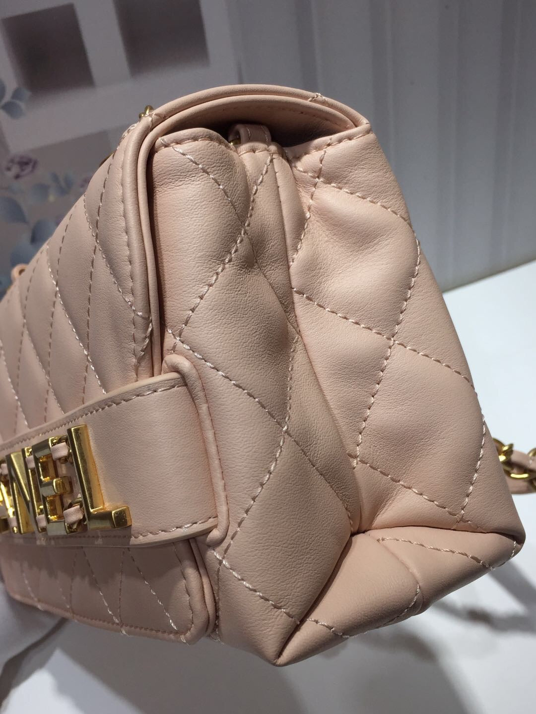 ChanelFront Logo Small GlamIap Bag Gold Hardware Creme For Women Handbags, Shoulder Bags 8.2in/21cm AS1490