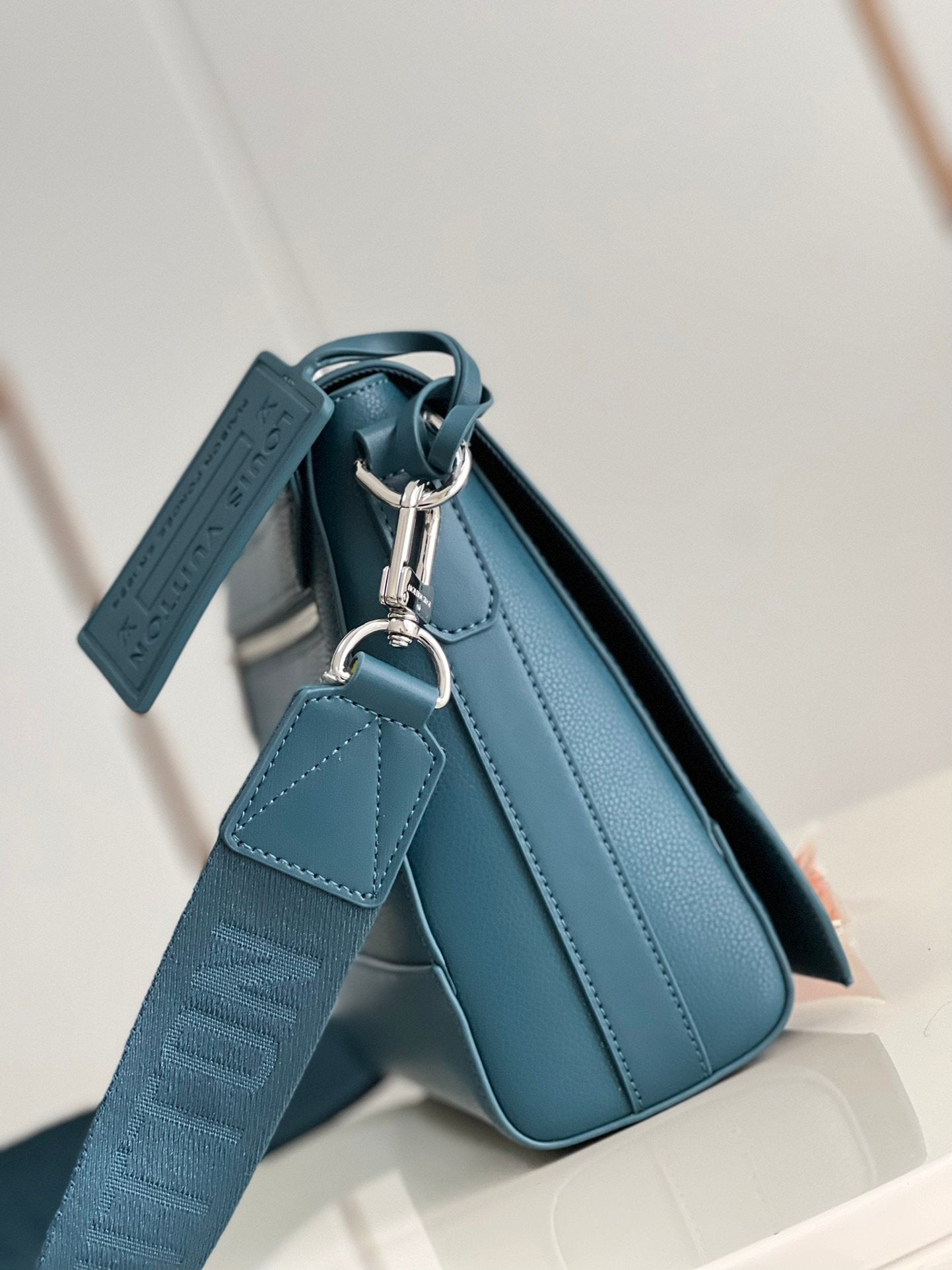 Louis Vuitton Messenger Grain Blue For Men, Bags, Shoulder And Crossbody Bags 11in/28cm Louis Vuitton M59327