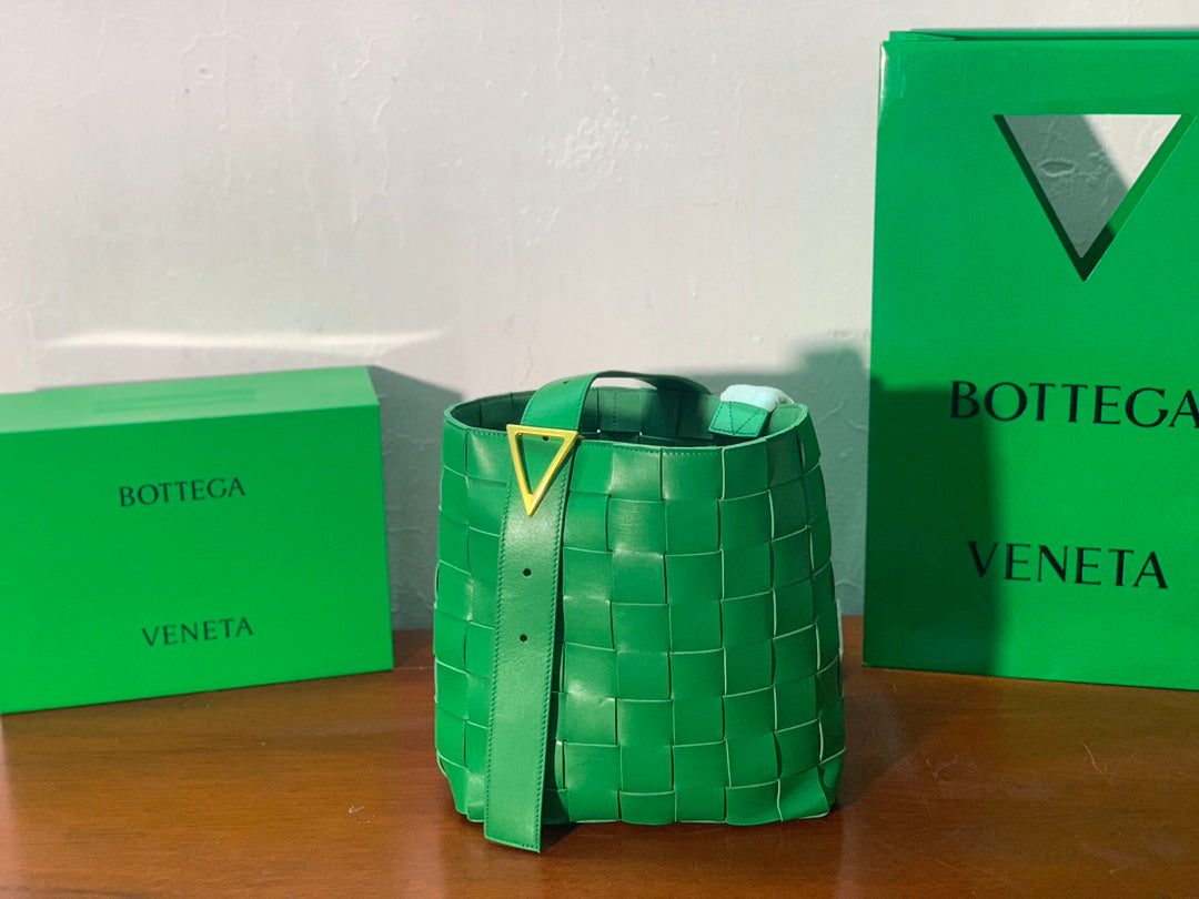 Bottega Veneta Shoulder Bag Nappa Green, For Women, Women’s Bags 12.9in/33cm