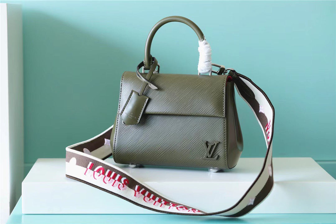 Louis Vuitton Cluny Mini Epi Green For Women,  Shoulder And Crossbody Bags 20cm/7.9in Louis VuittonÃƒâ€šÃ‚Â 