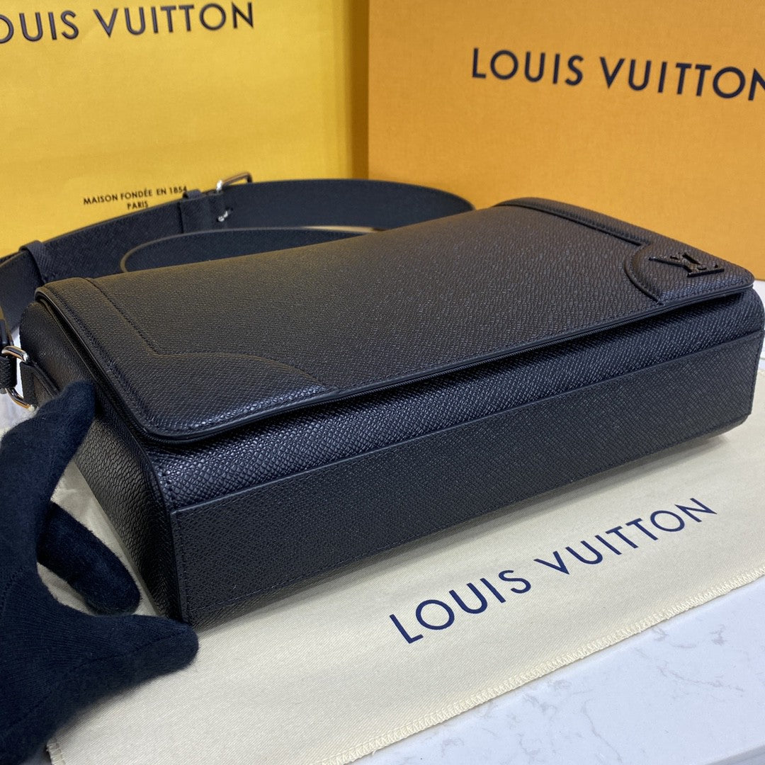 Louis Vuitton New GlamIap Messenger Bag Taiga Black For Men, Bags, Shoulder And Crossbody Bags 11.1in/28.3cm Louis Vuitton M30807