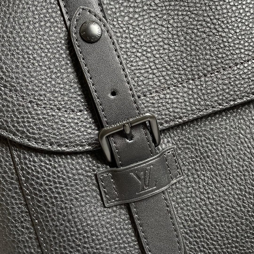 Louis Vuitton Christopher Messenger Taurillon Black For Men, Bags, Shoulder And Crossbody Bags 11.4in/29cm Louis Vuitton M58476