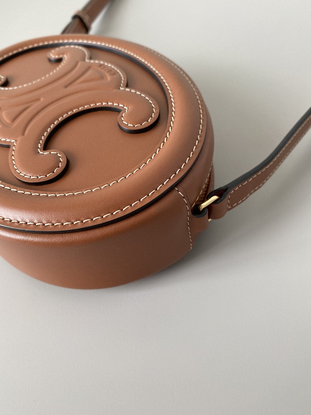 Crossbody Oval Purse Cuir Triomphe Brown For Women 6in/16cm 10I703DPQ.04LU