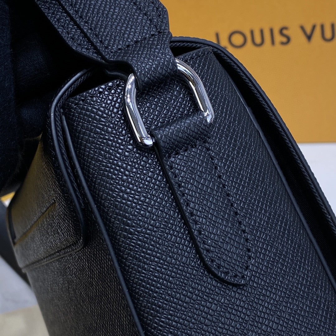 Louis Vuitton New GlamIap Messenger Bag Taiga Black For Men, Bags, Shoulder And Crossbody Bags 11.1in/28.3cm Louis Vuitton M30807