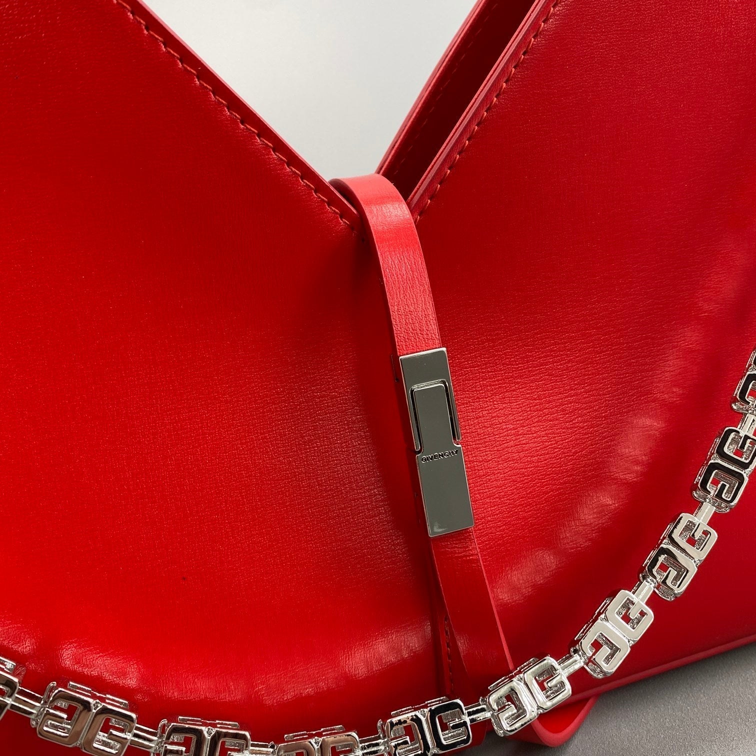 gv Small Cut Out Bag Red For Women, Handbags, Shoulder Bags 10.6in/27cm GVCÃ‚Â 