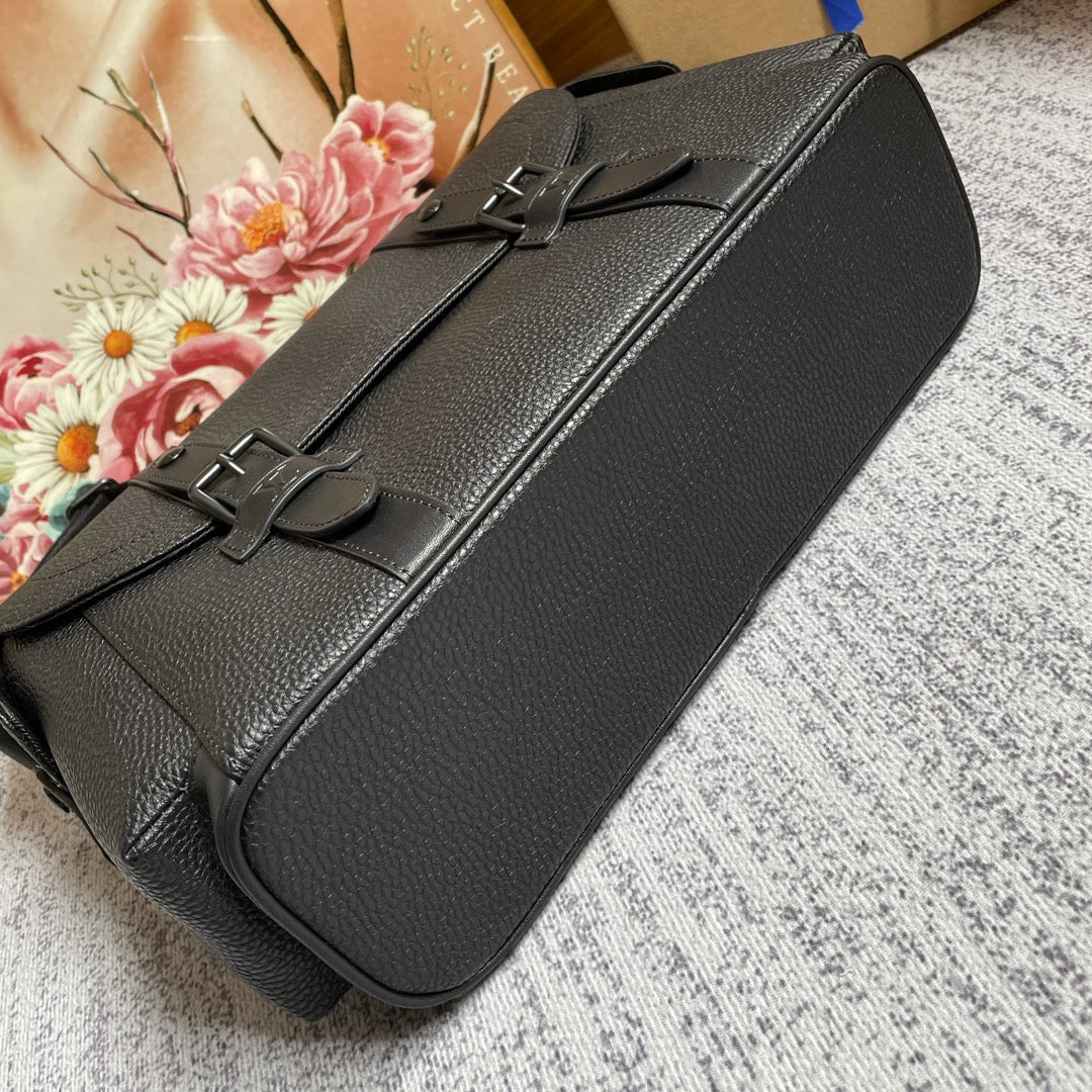 Louis Vuitton Christopher Messenger Taurillon Black For Men, Bags, Shoulder And Crossbody Bags 11.4in/29cm Louis Vuitton M58476