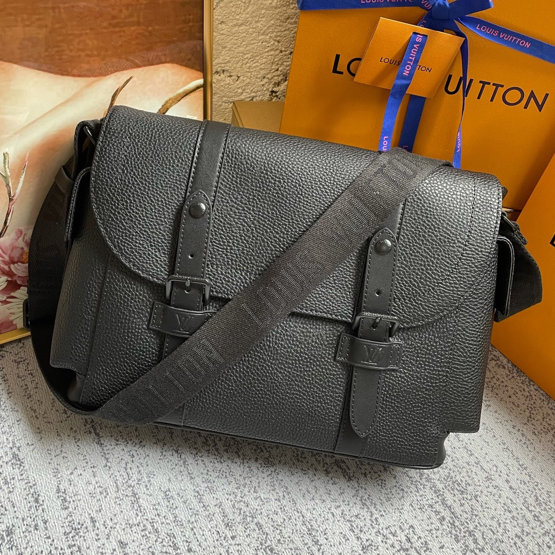 Louis Vuitton Christopher Messenger Taurillon Black For Men, Bags, Shoulder And Crossbody Bags 11.4in/29cm Louis Vuitton M58476