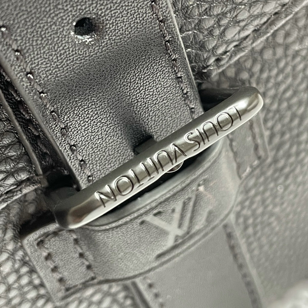 Louis Vuitton Christopher Messenger Taurillon Black For Men, Bags, Shoulder And Crossbody Bags 11.4in/29cm Louis Vuitton M58476