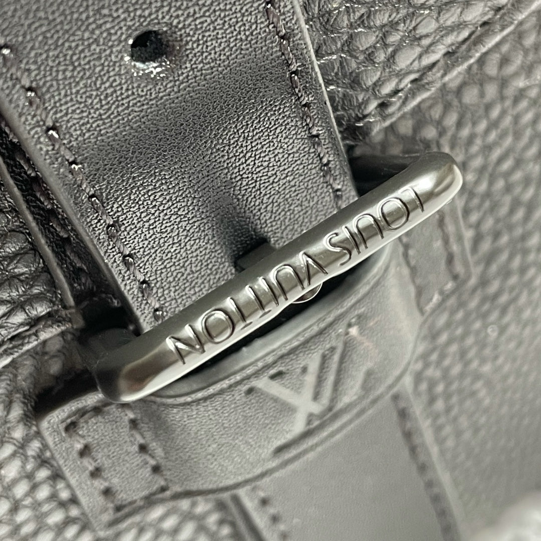 Louis Vuitton Christopher Messenger Taurillon Black For Men, Bags, Shoulder And Crossbody Bags 11.4in/29cm Louis Vuitton M58476