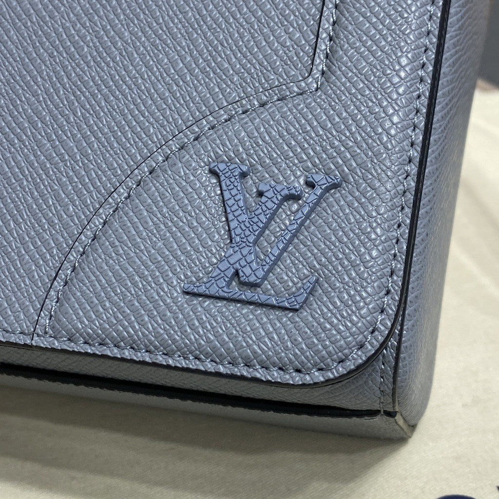 Louis Vuitton New GlamIap Messenger Bag Taiga Grey For Men, Bags, Shoulder And Crossbody Bags 11.1in/28.3cm Louis Vuitton
