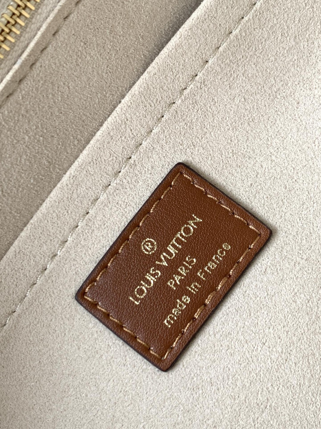 Louis Vuitton On My Side MM Tote Bag Monogram Tufting On Nappa Softy For Women,  Shoulder Bags 12in/31cm Galet Grey Louis Vuitton M53825