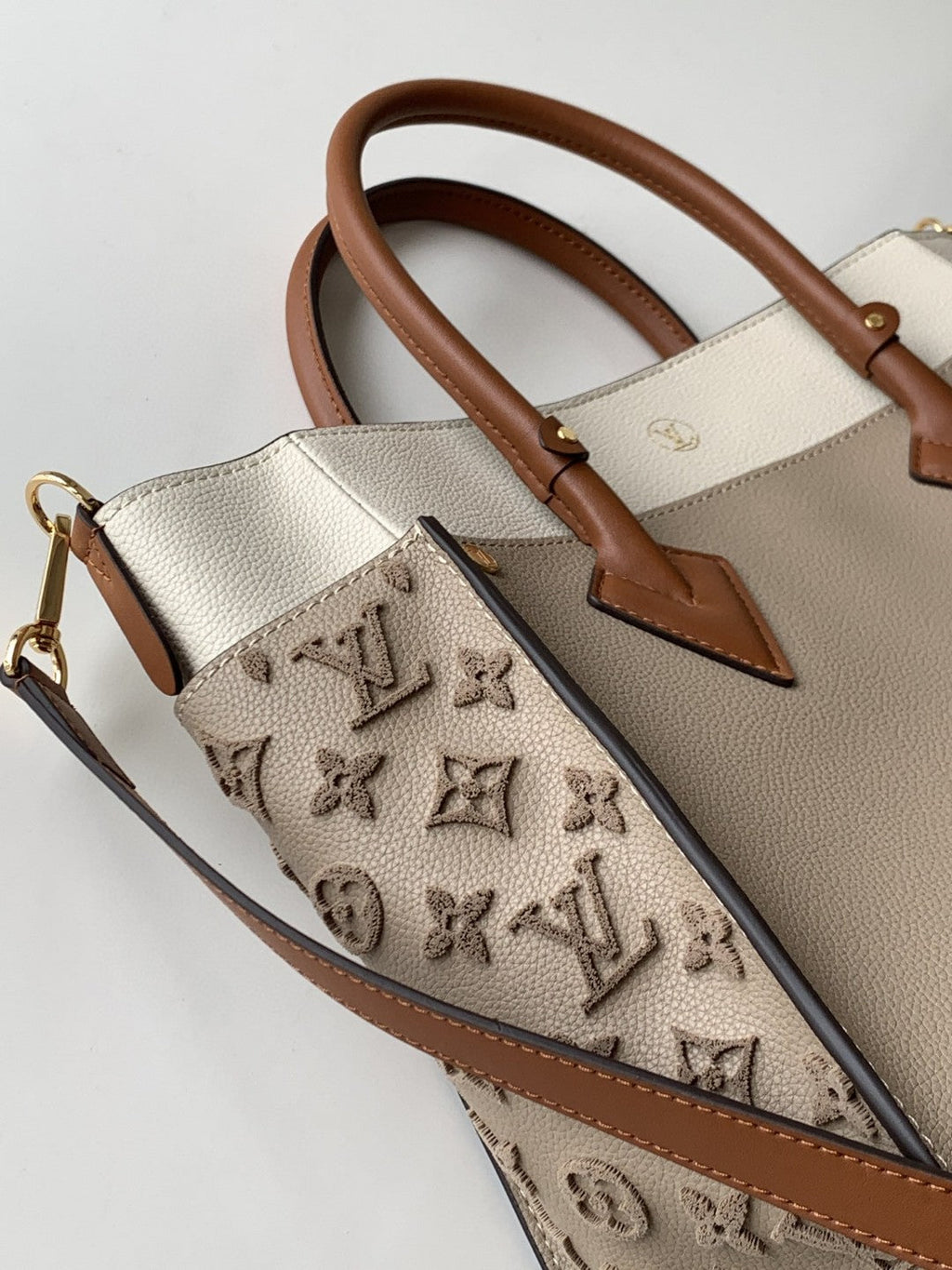 Louis Vuitton On My Side MM Tote Bag Monogram Tufting On Nappa Softy For Women,  Shoulder Bags 12in/31cm Galet Grey Louis Vuitton M53825