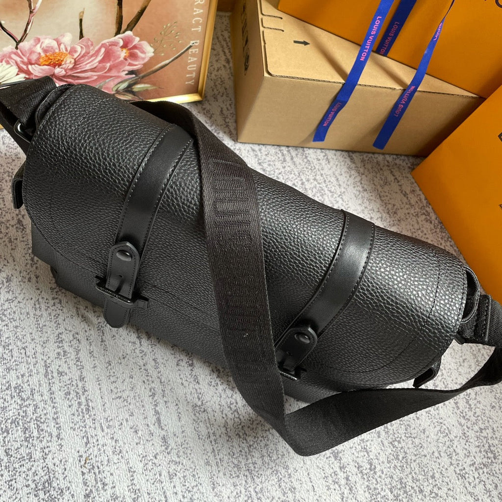 Louis Vuitton Christopher Messenger Taurillon Black For Men, Bags, Shoulder And Crossbody Bags 11.4in/29cm Louis Vuitton M58476
