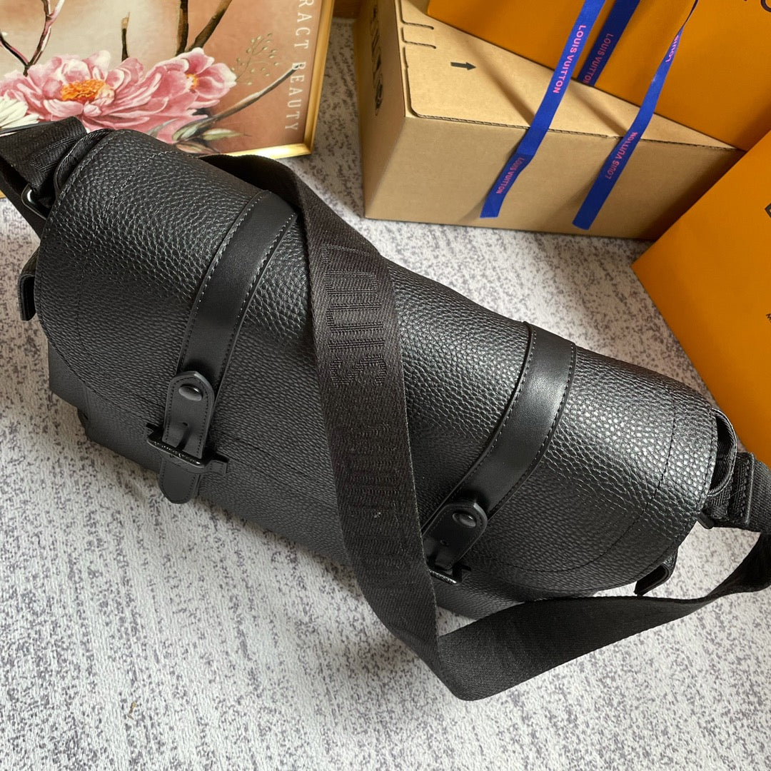 Louis Vuitton Christopher Messenger Taurillon Black For Men, Bags, Shoulder And Crossbody Bags 11.4in/29cm Louis Vuitton M58476