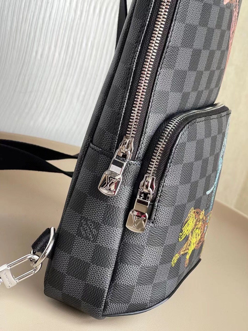 Louis Vuitton Avenue Sling Bag Damier Graphite For Men, Bags, Crossbody Bags 12.2in/31cm Louis Vuitton N452877