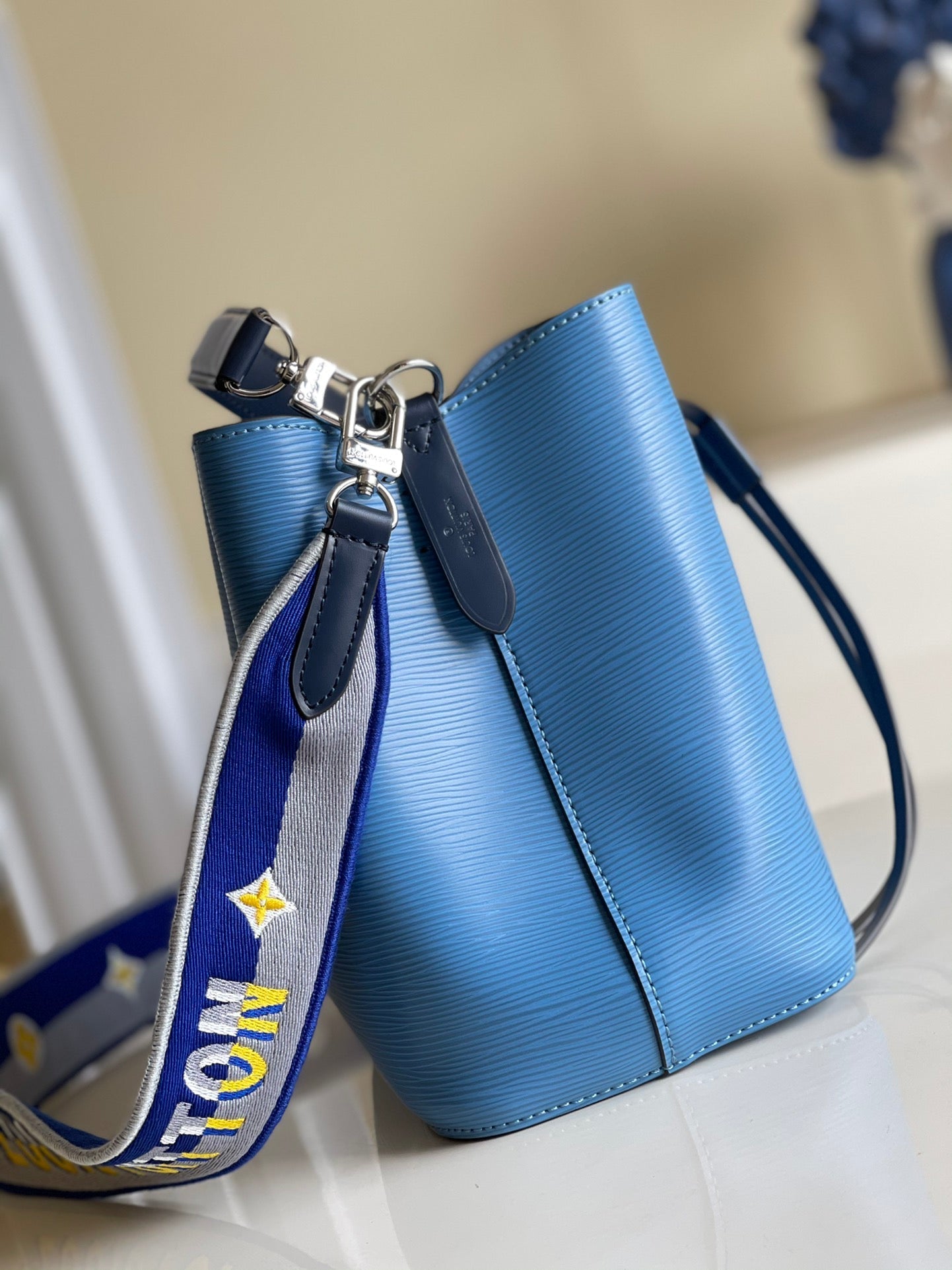 Louis Vuitton NeoNoe Burberry Bucket Bag Bleuet Blue For Women,  Shoulder And Crossbody Bags 7.9in/20cm Louis Vuitton M57691